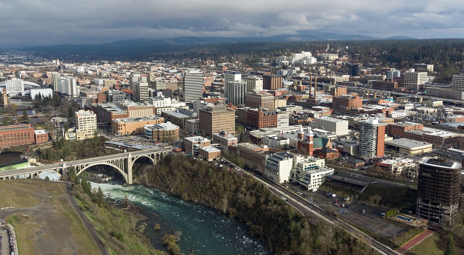 Firefighters gain ground on Spokane wildfires; 700 structures lost