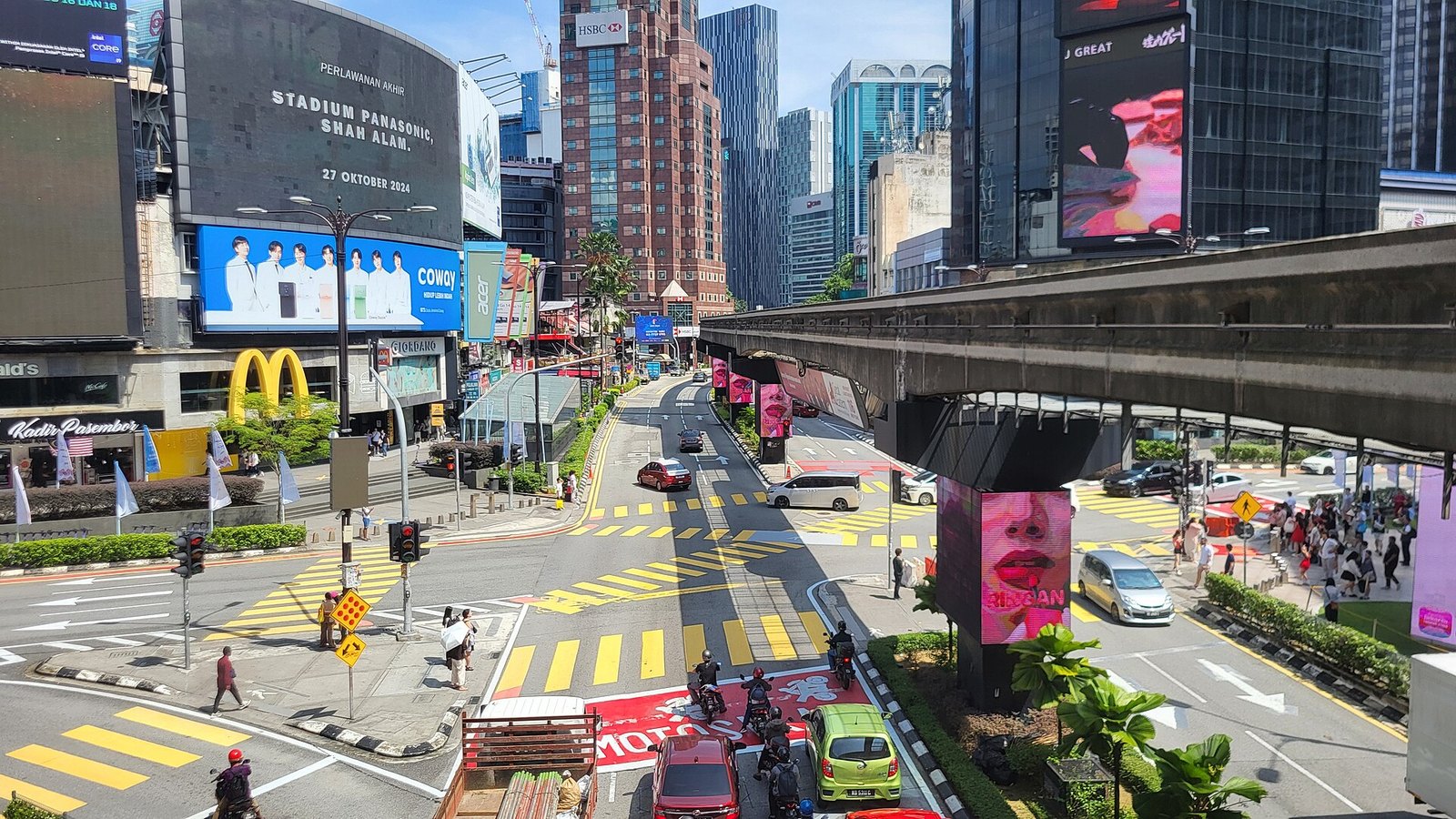 DBKL roboh dua struktur kedai haram di Segambut