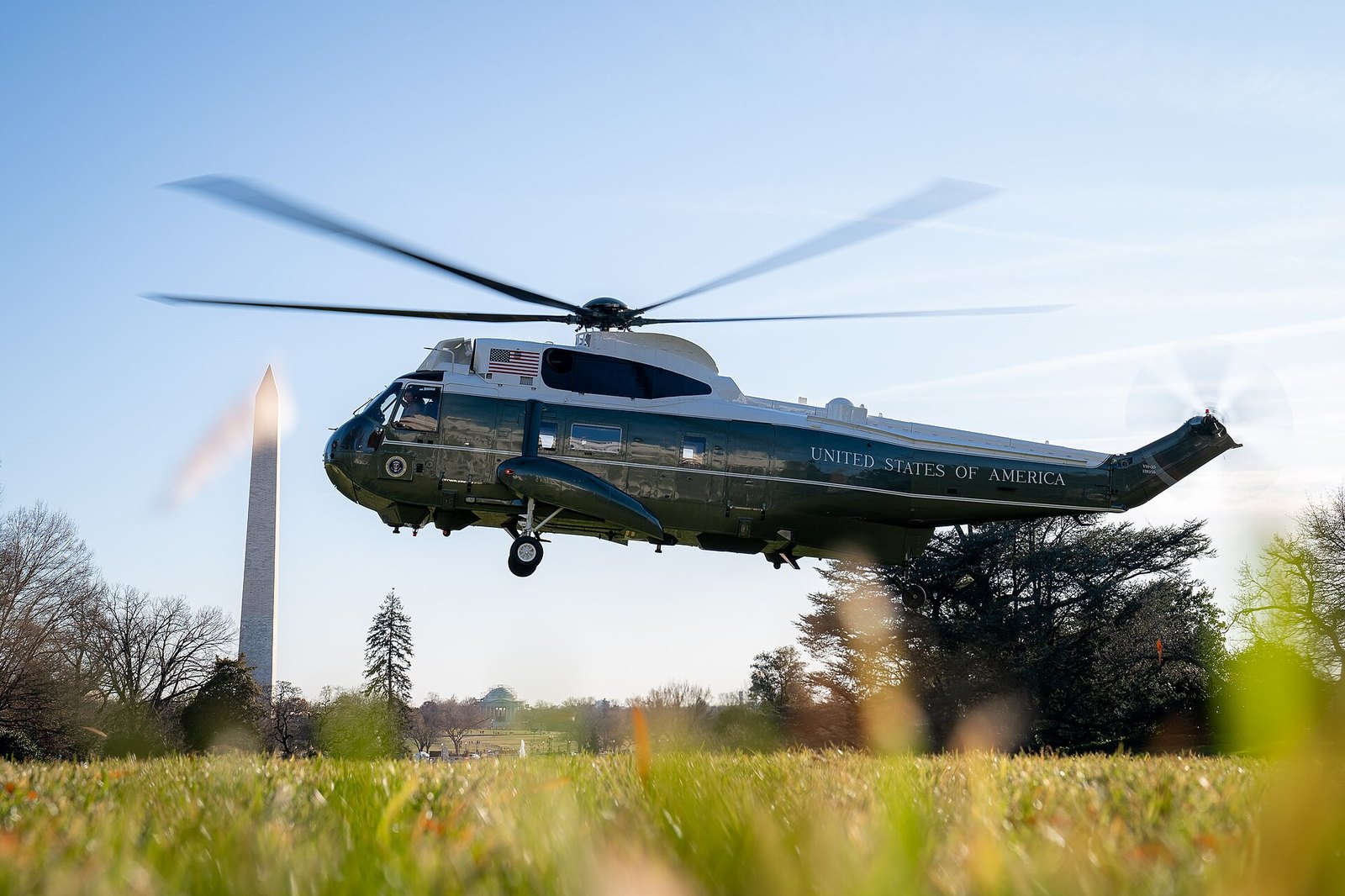 FAA: Marine One Sekejap Terlalu Hampir dengan Pesawat Penumpang