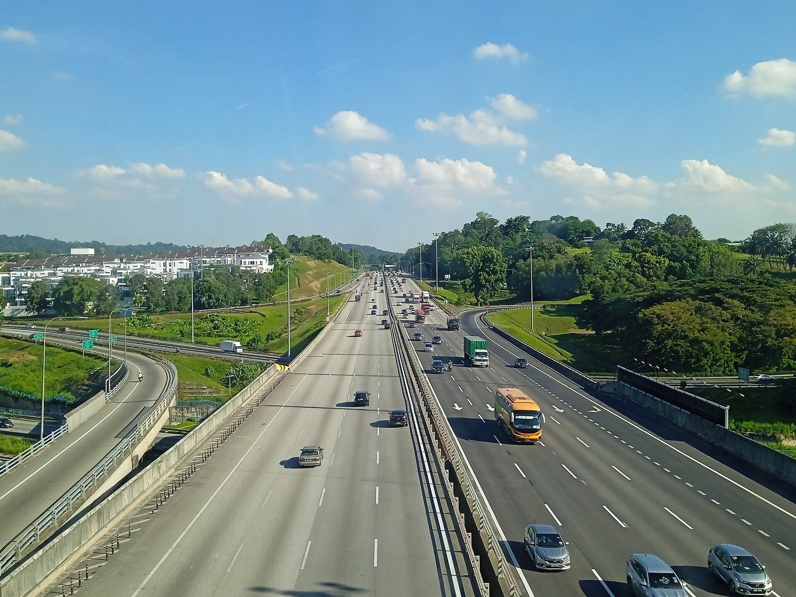 Lori terbalik di KM170.9, trafik ke utara terhenti sepenuhnya