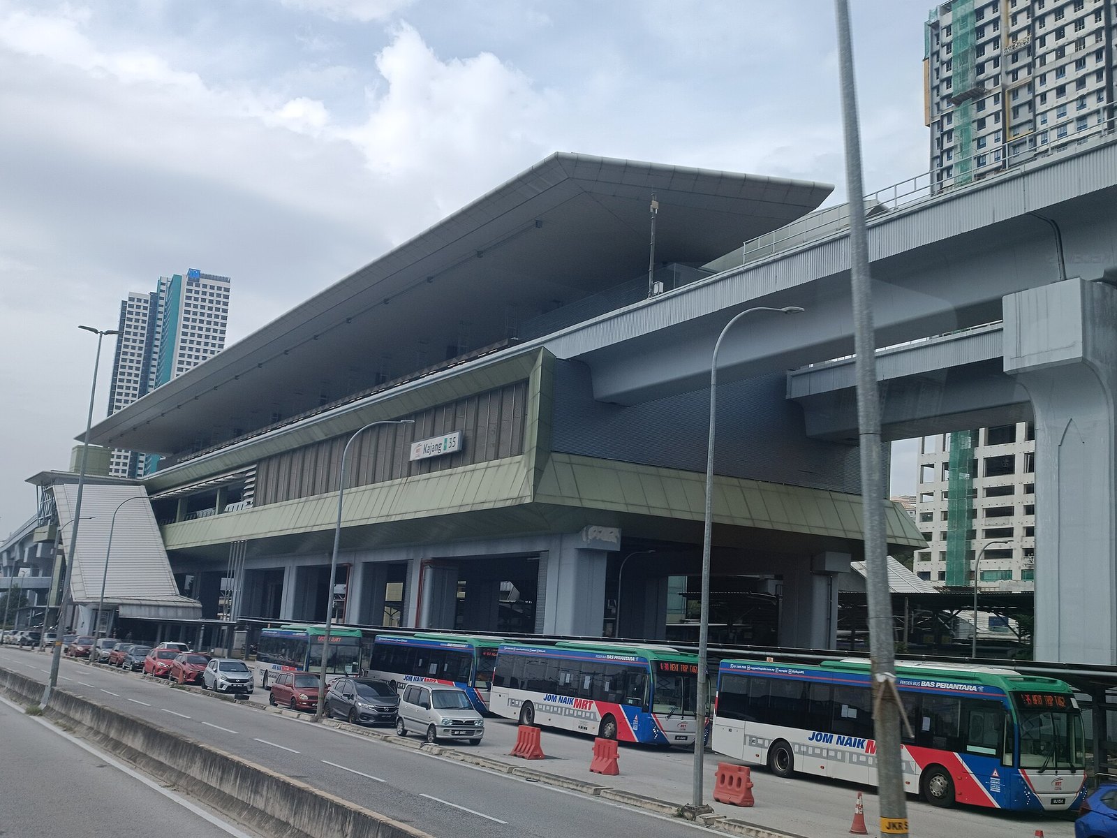 Polis siasat kes kenderaan disembur cat merah di MRT Kajang