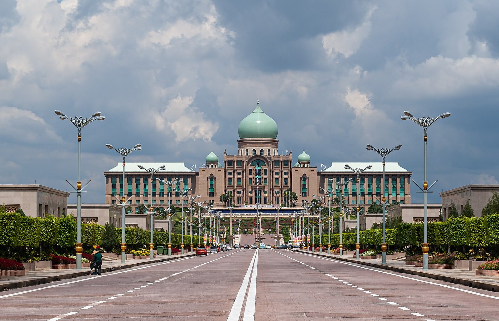 Putrajaya pitches full F1 weekend: hotels, dining and shopping 30 minutes from Sepang