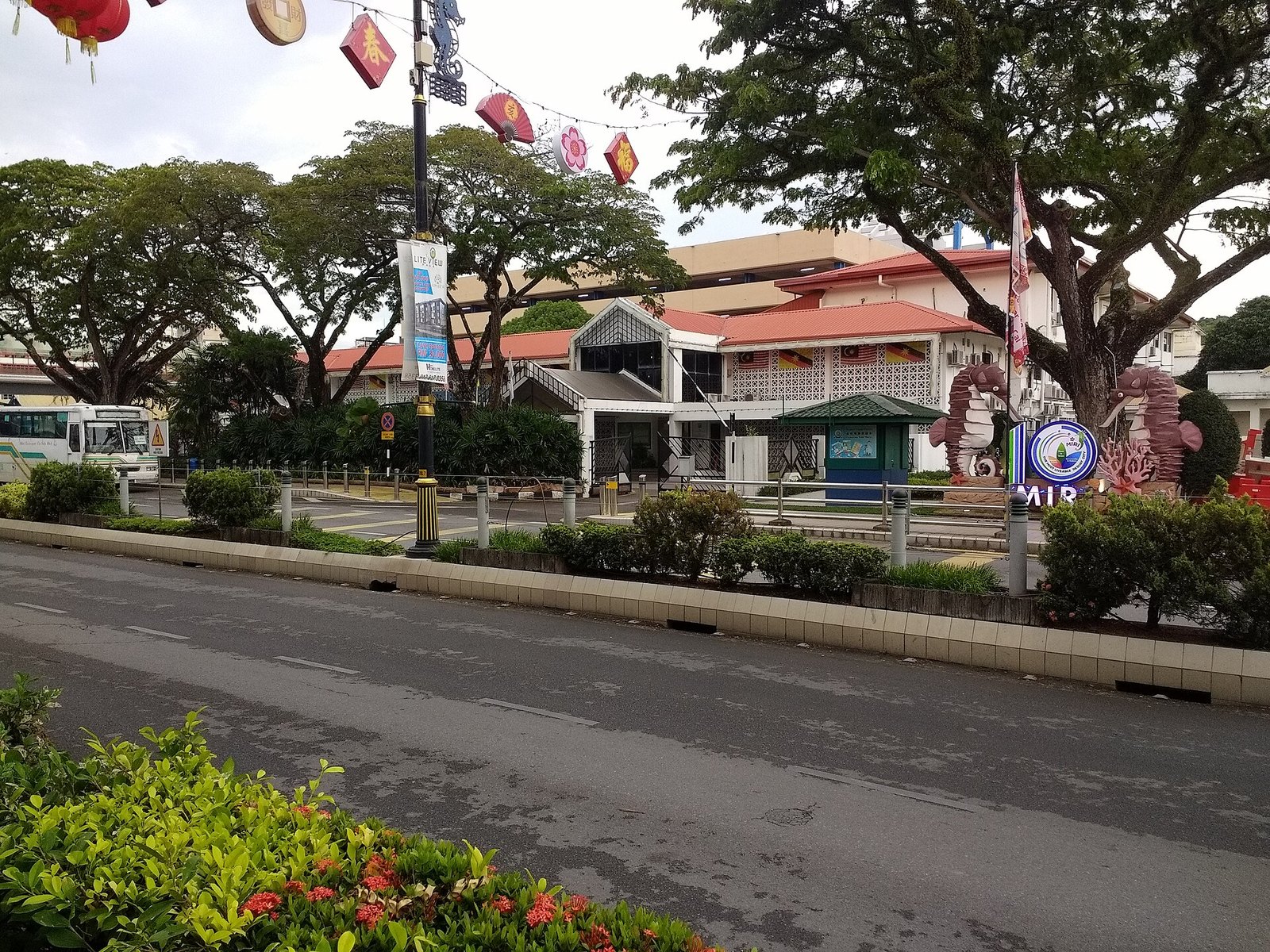 Seorang Maut, Tiga Cedera 4WD Terbabas Langgar Pokok Di Miri