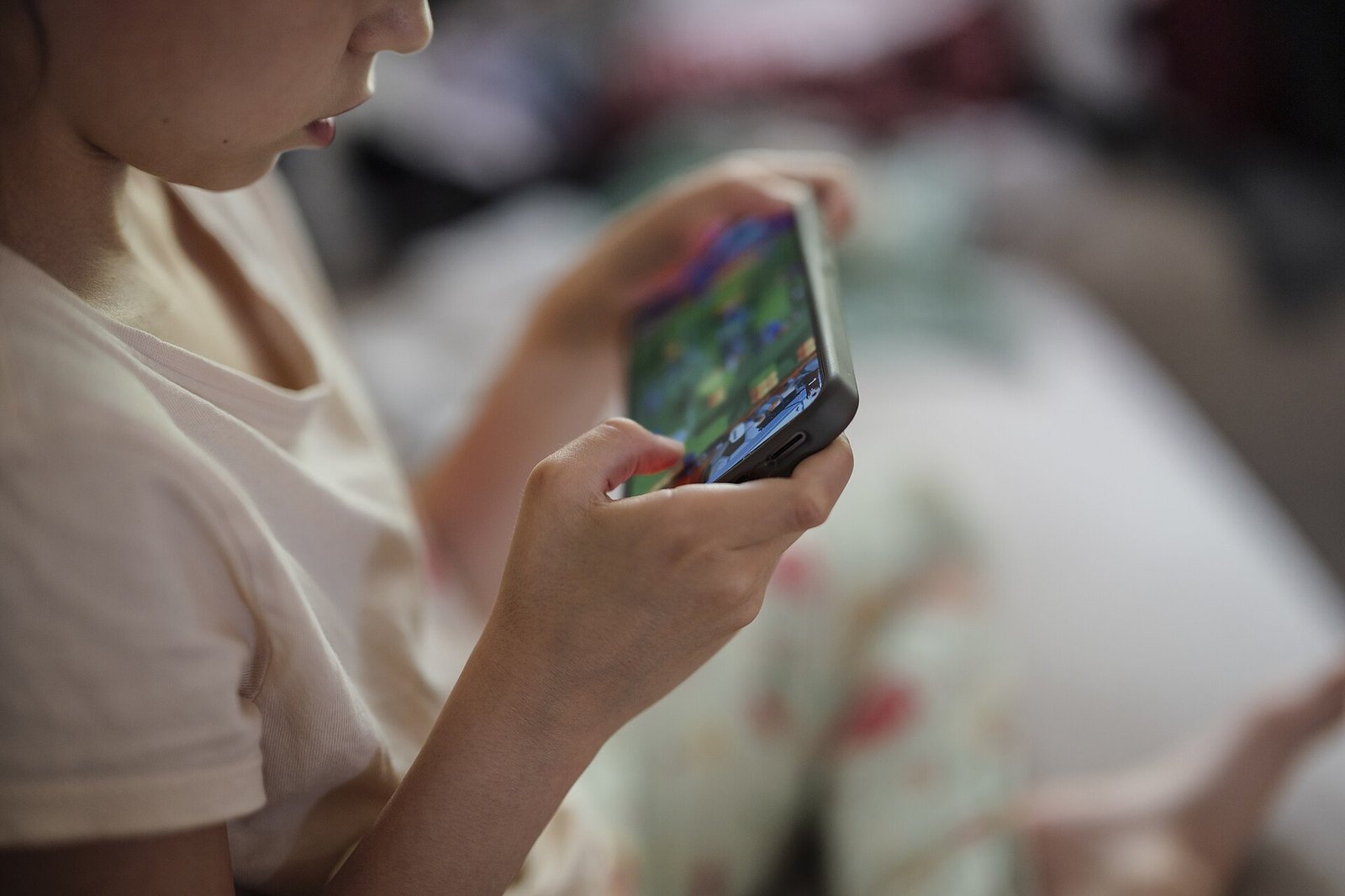 'Text Neck' Kini Menular kepada Kanak-Kanak, Pakar Sarankan Ubah Tabiat Skrin