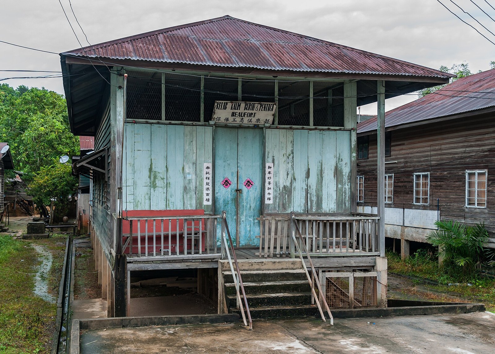 Three policemen killed by suspected electrocution while plucking coconuts in Beaufort