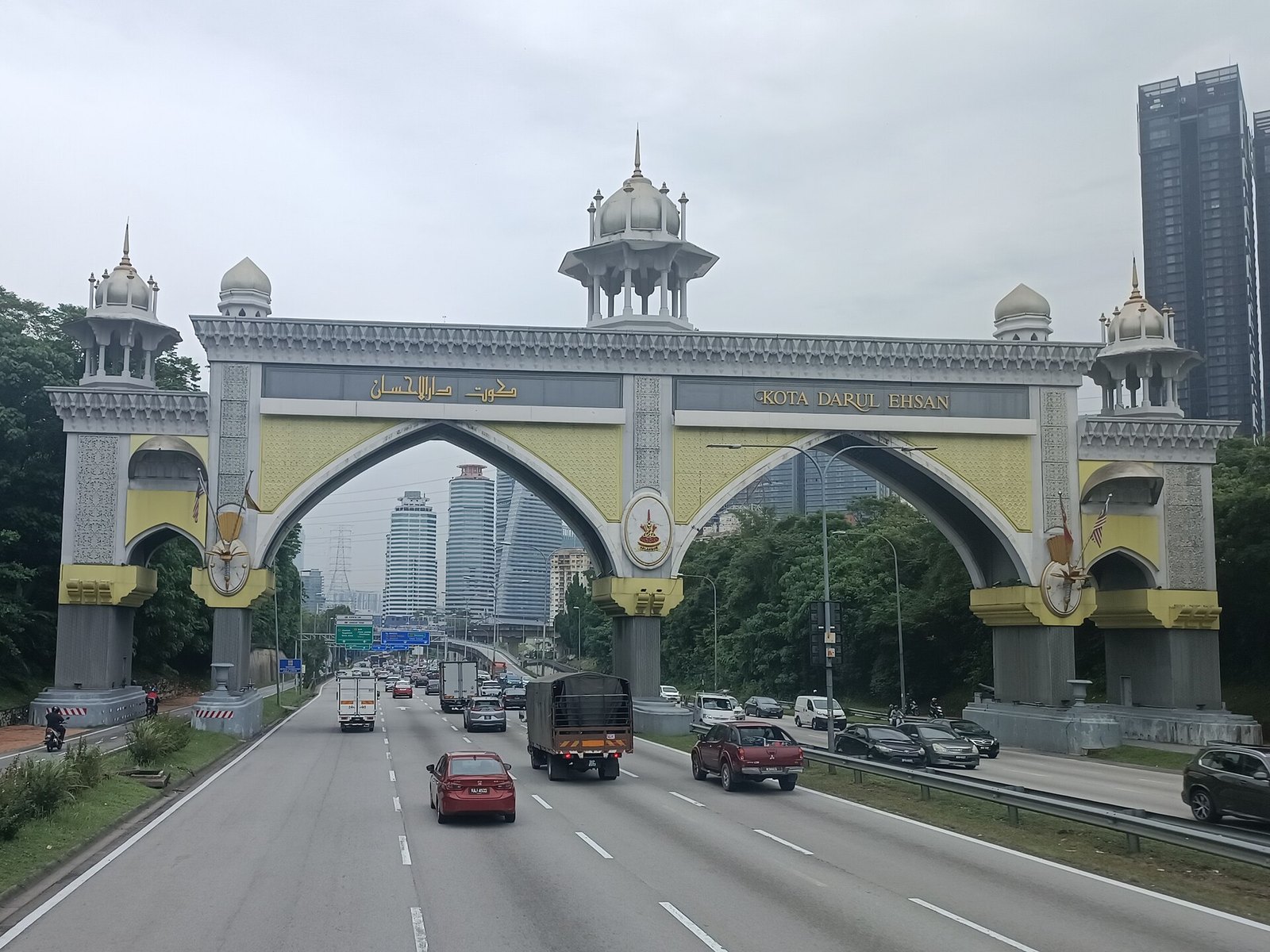 Trafik sesak luar biasa dari I-City ke Klang