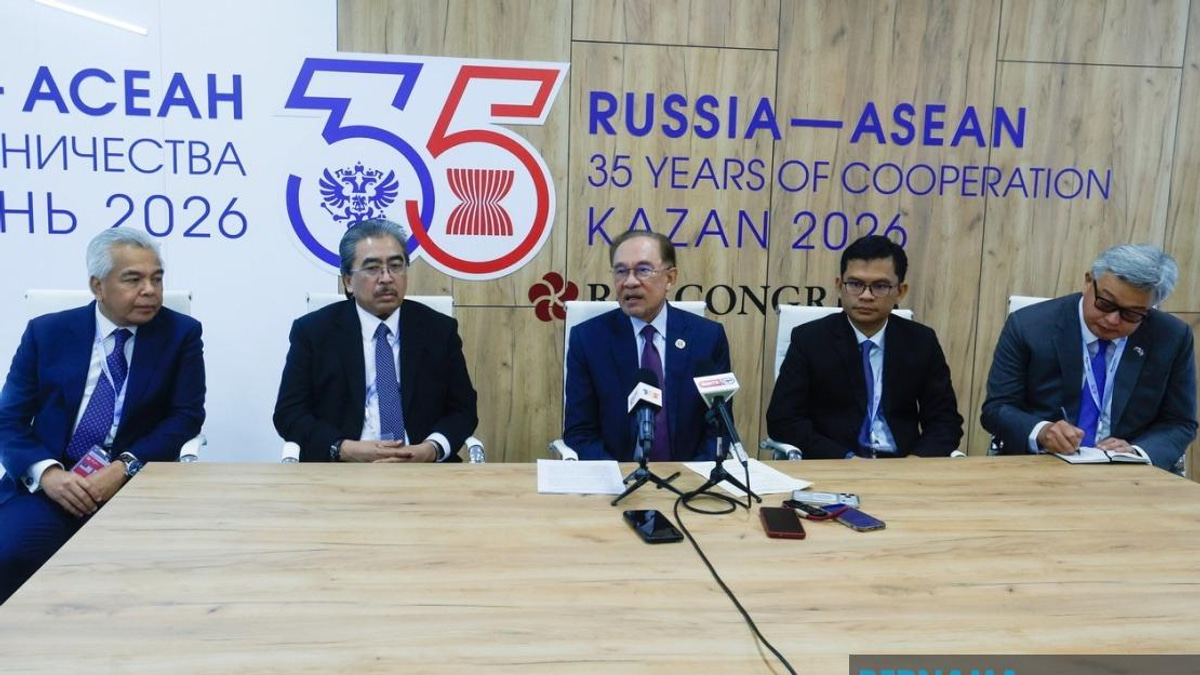 Malaysia Should Fast-Track Visa-Free Deal and Direct Flights With Russia, Anwar Says