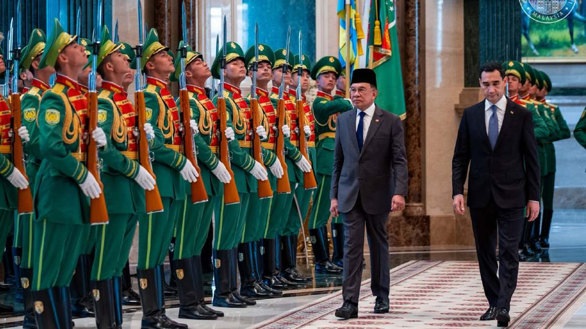 Anwar Ibrahim Received with Honours at Turkmenistan Presidential Palace