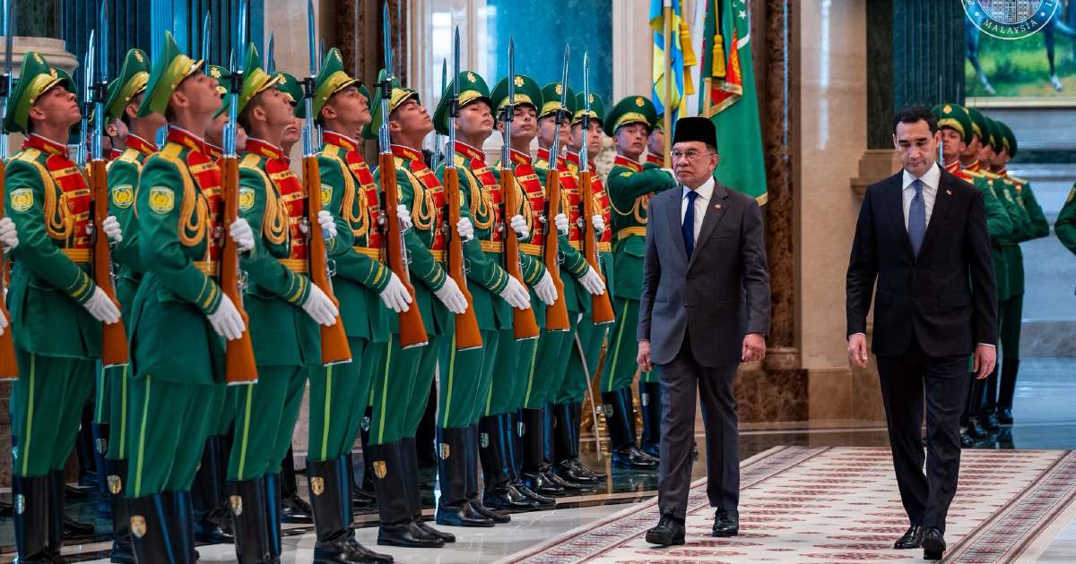 Anwar Ibrahim Received with Honours at Turkmenistan Presidential Palace