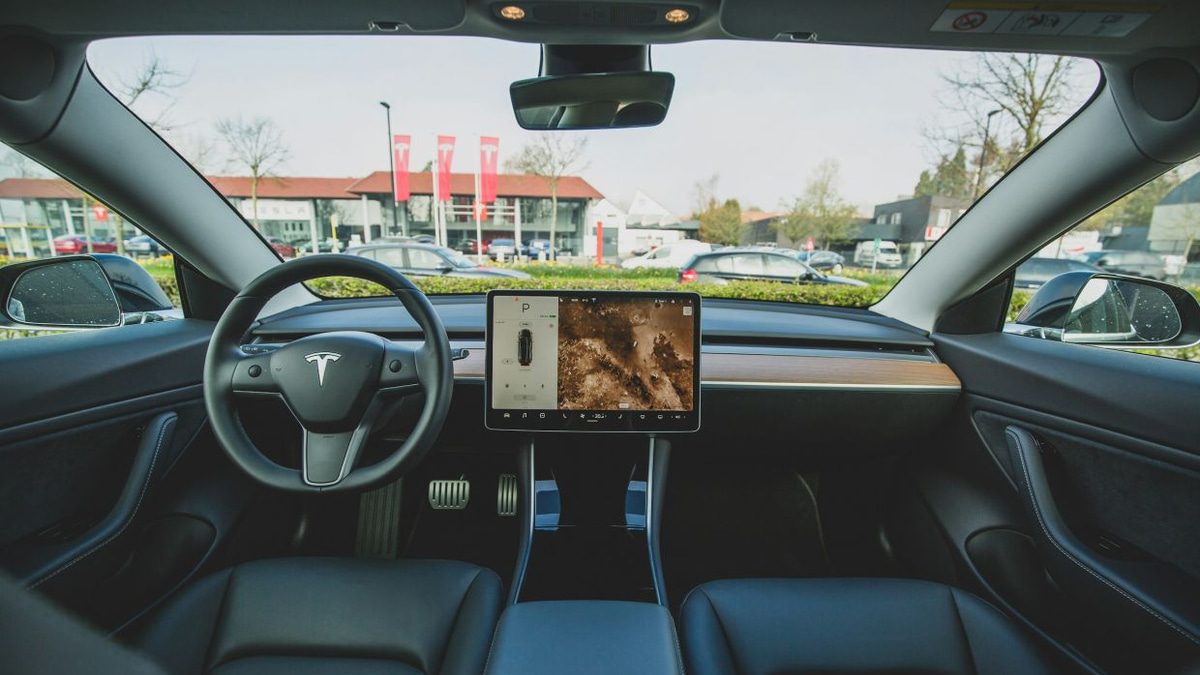 Tesla Settles Fatal Crash Lawsuit as Safety Questions Mount Over Self-Driving System