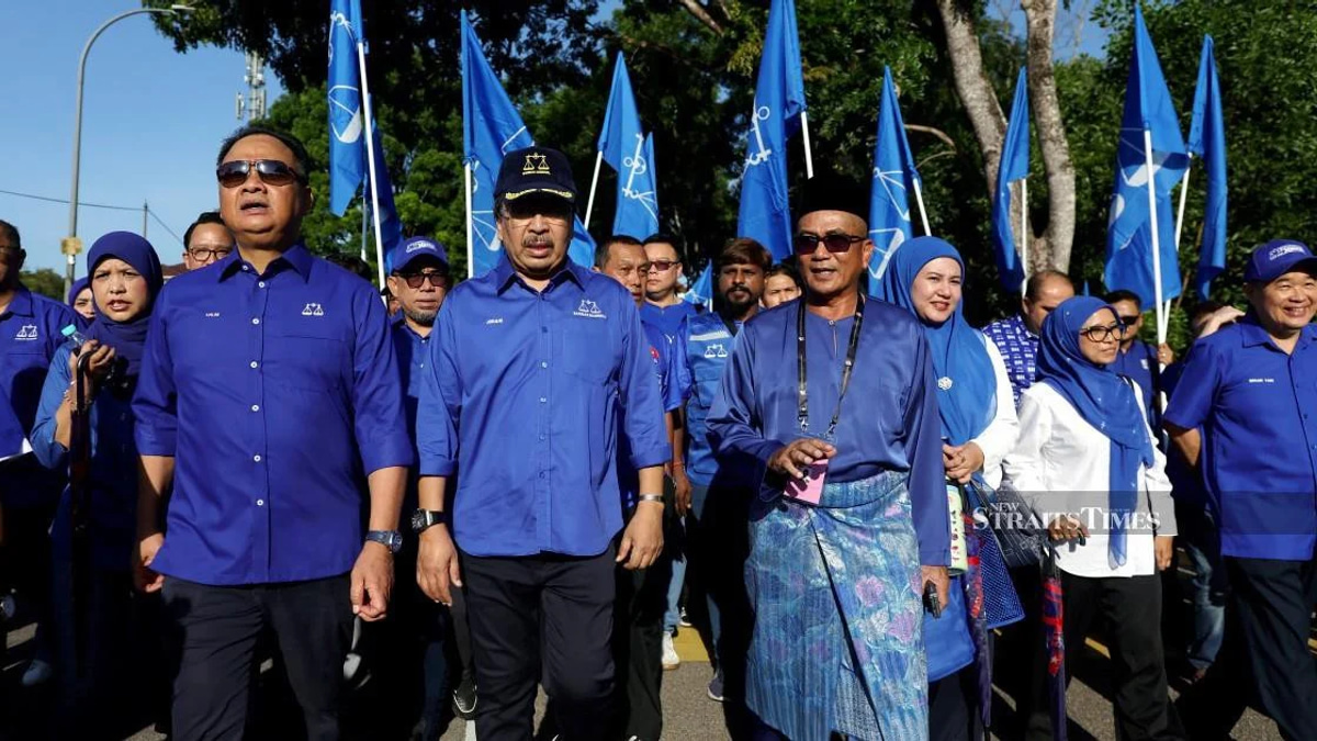 Johari Ghani mobilises Barisan support in Johor's Tiram contest