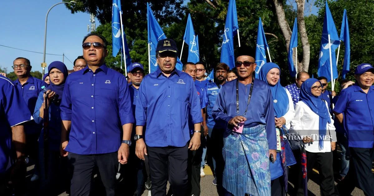 Johari Ghani mobilises Barisan support in Johor's Tiram contest