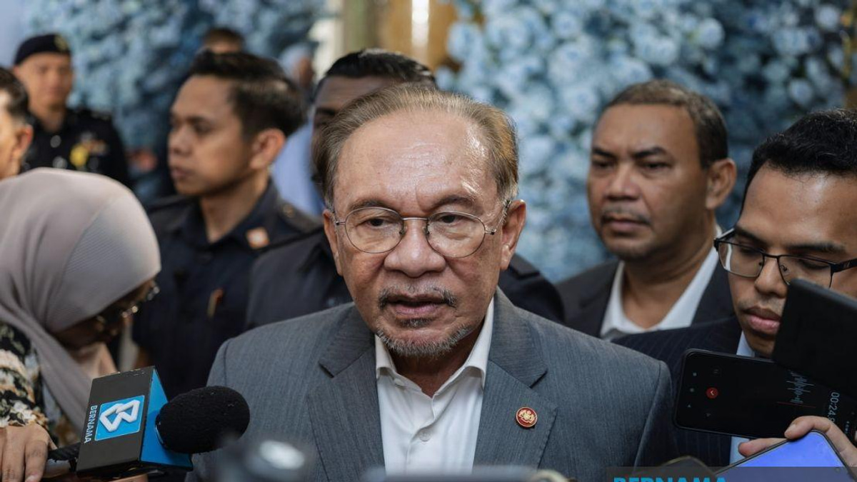 Anwar Awaits Briefing on Melaka DAP Quartet's Exit from State Government