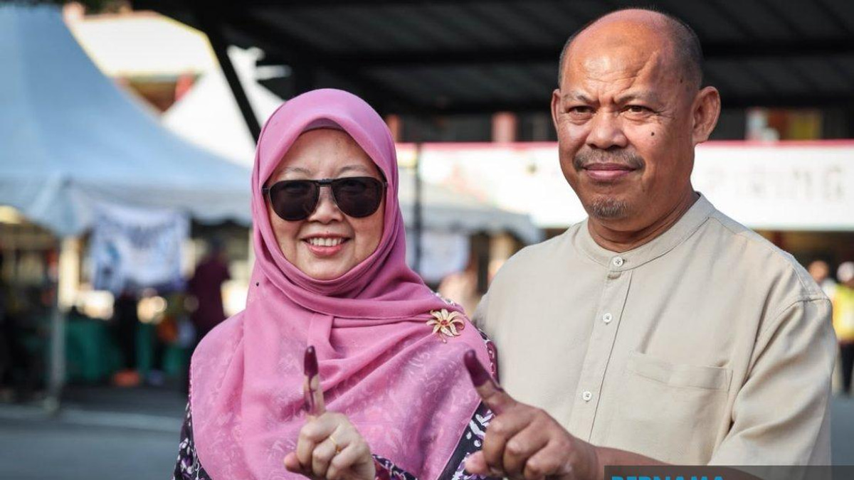 Johor State Election: Party Chiefs Join Early Voter Rush