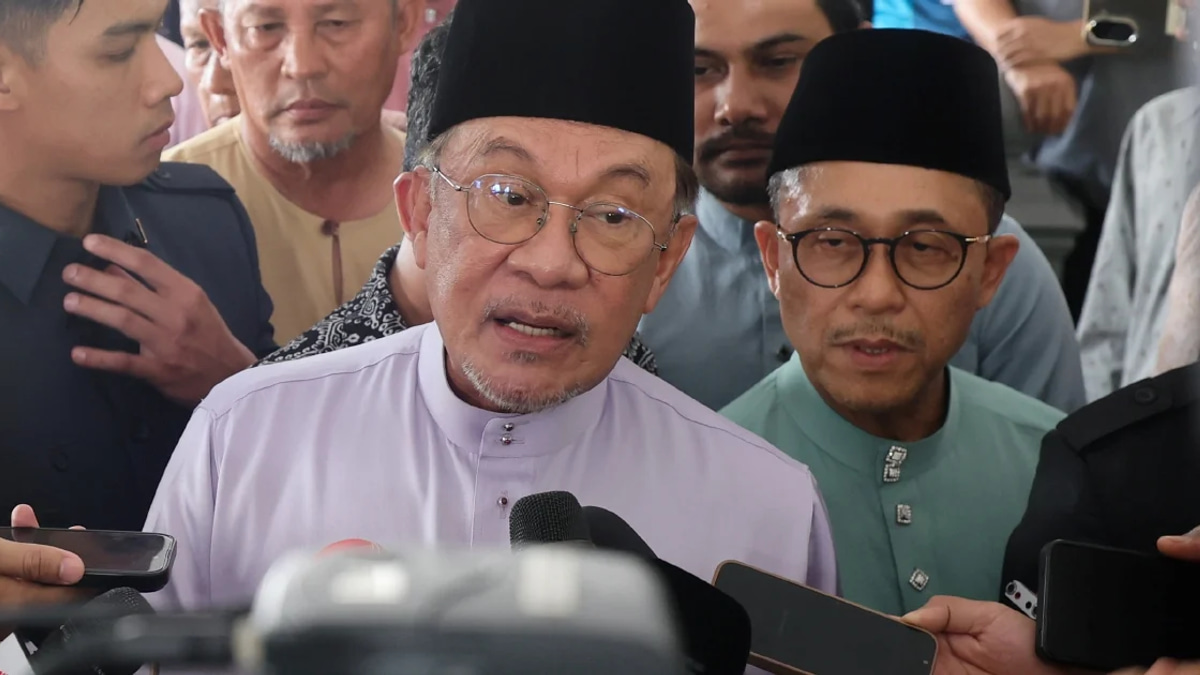 Anwar Directs Local Councils to Slash Bureaucratic Delays and Fast-Track Approvals