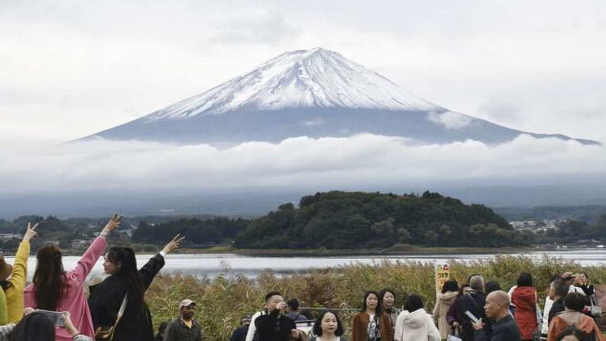 Japan Reports Record Mountain Stranding Crisis As Visitor Numbers Surge