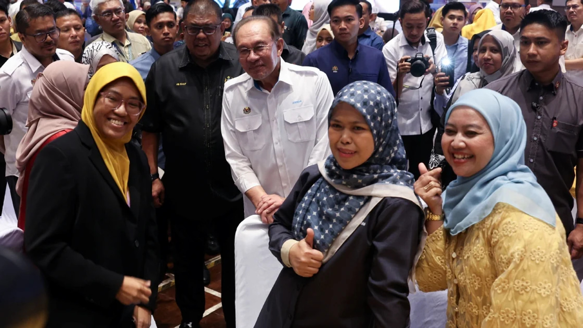 Anwar Credits Civil Service as Malaysia Surges in Global Competitiveness Ranking
