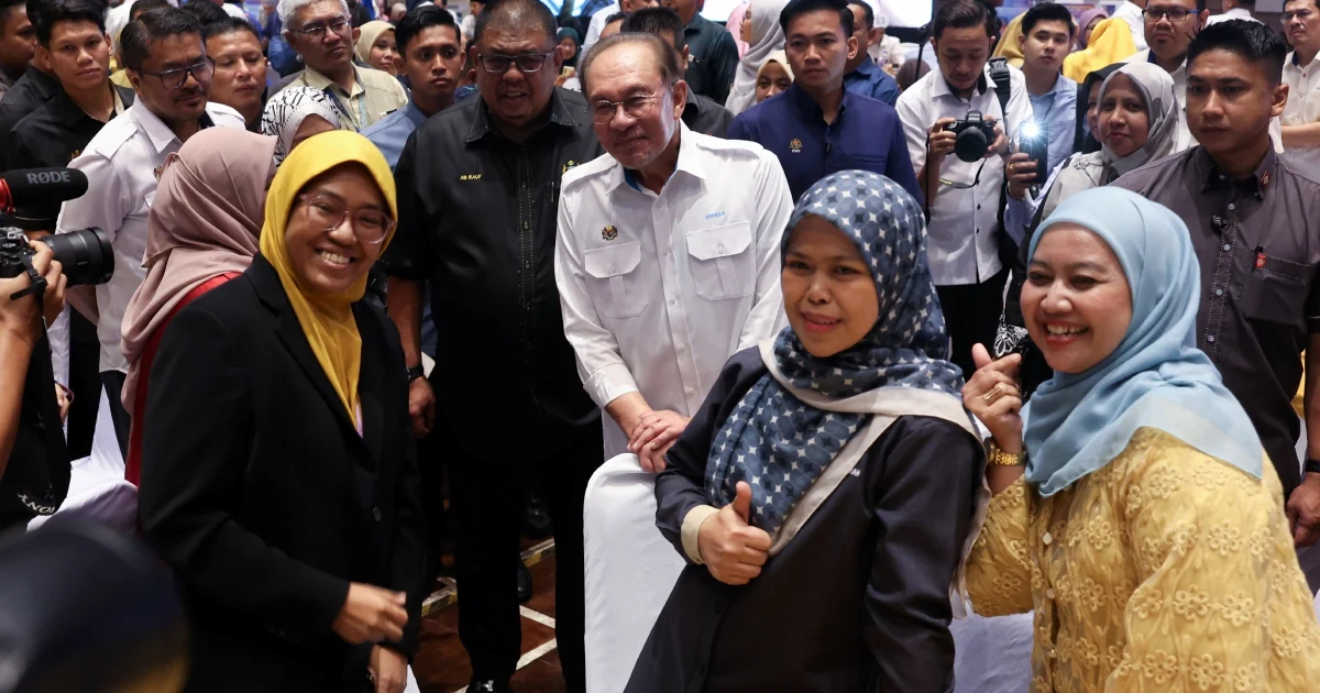 Anwar Credits Civil Service as Malaysia Surges in Global Competitiveness Ranking