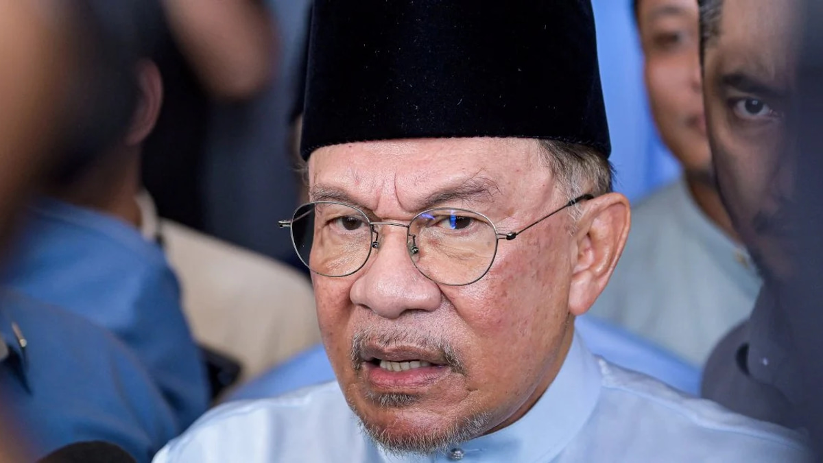 Anwar Rebuts Allegations Over Onn Hafiz's Felda Settlement Access