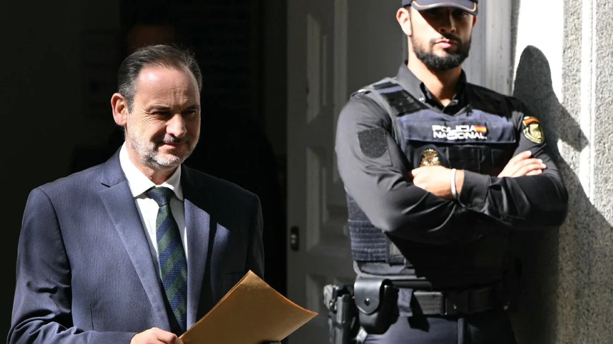 Spanish Court Sentences Former PM's Transport Minister to 24 Years for Corruption