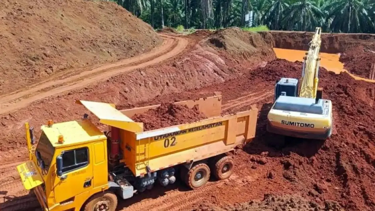 Nine arrested in major crackdown on illegal bauxite mining at Felda plantation; RM3.75 million in assets seized