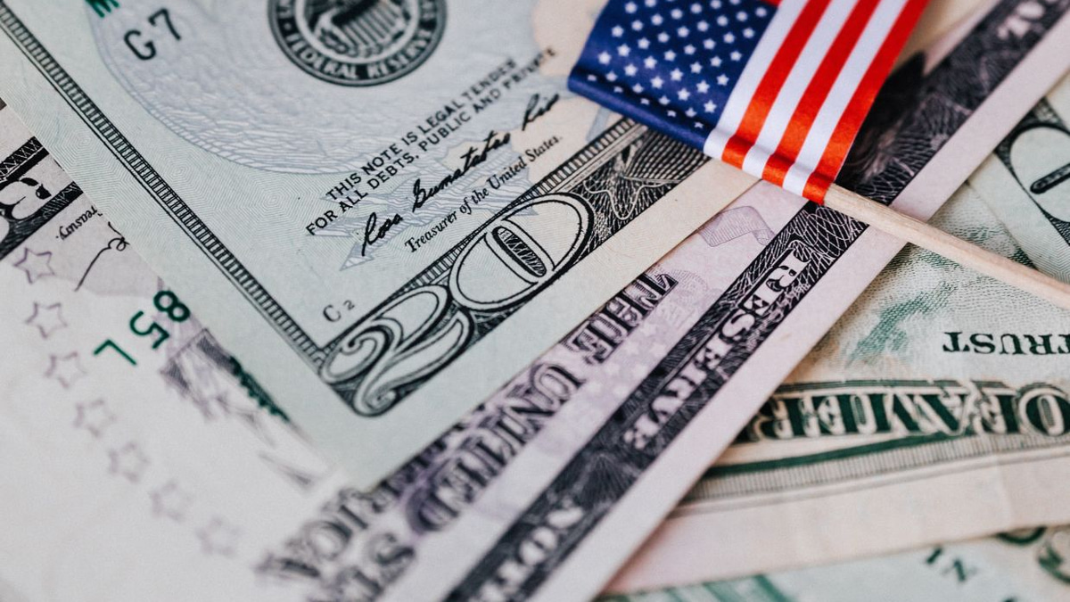 Dollar Surges to Year-High as Fed Rate Hike Bets Intensify; Yen Approaches Four-Decade Low