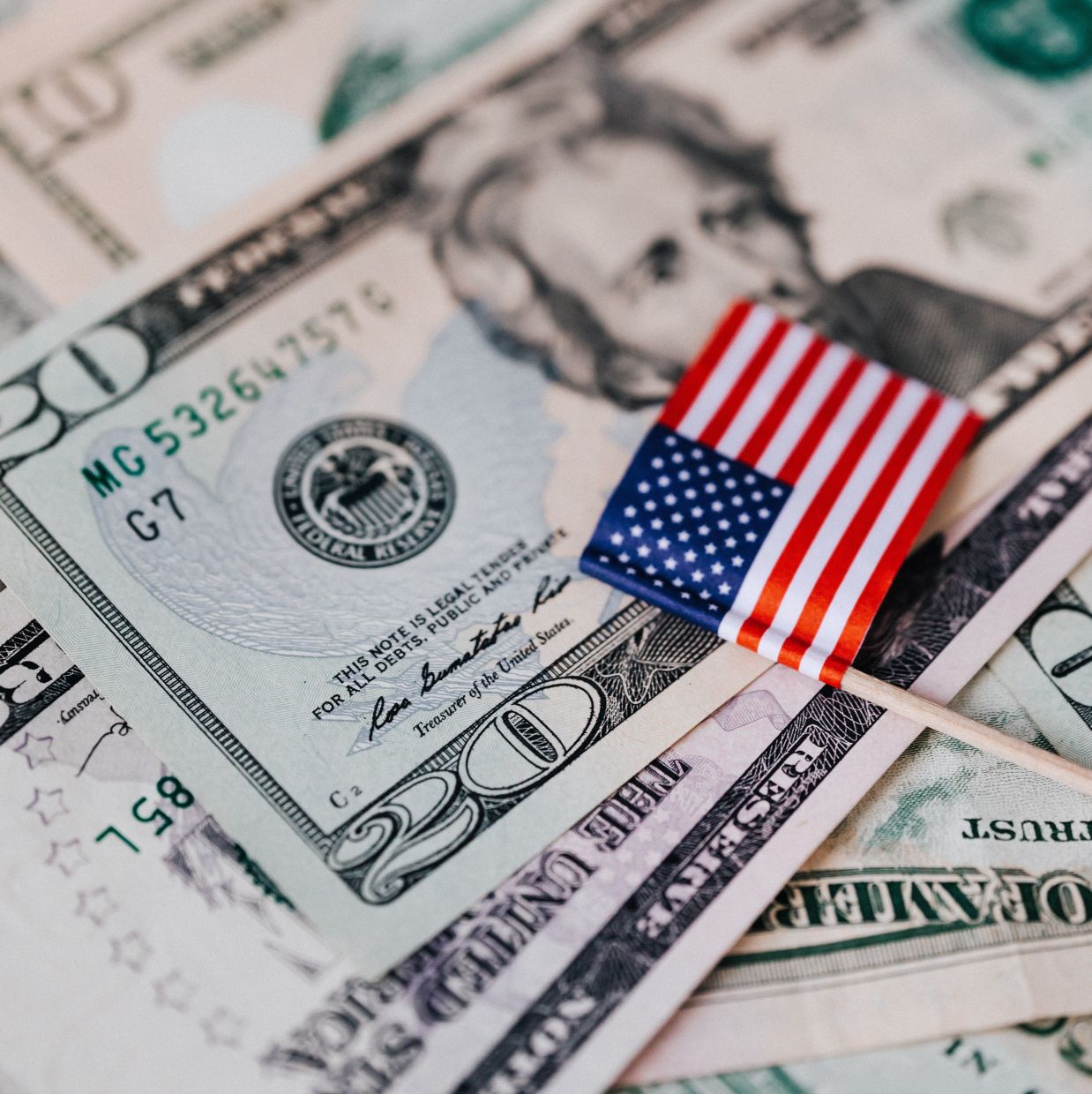 Dollar Surges to Year-High as Fed Rate Hike Bets Intensify; Yen Approaches Four-Decade Low