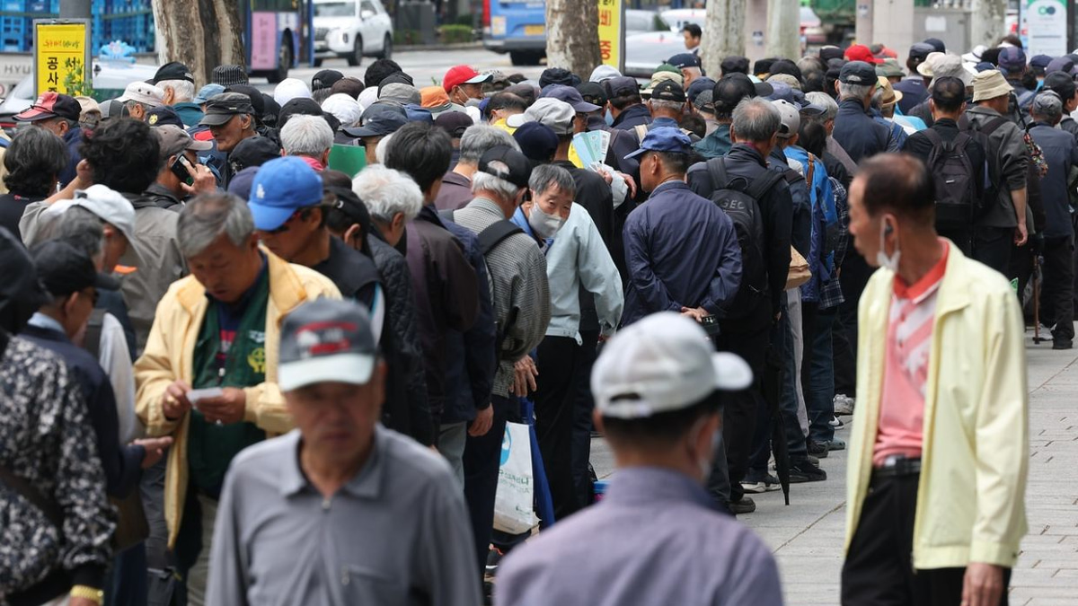Seoul grapples with fiscal strain as free senior bus rides gain ground