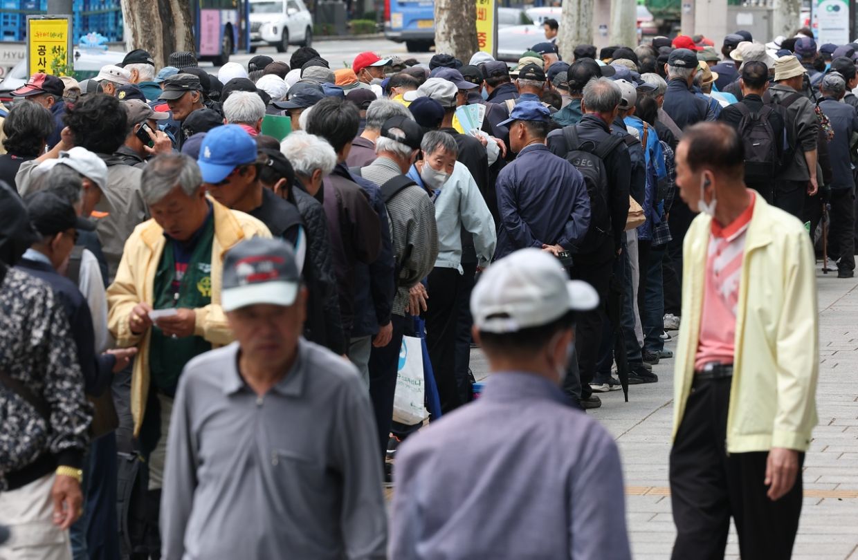Seoul grapples with fiscal strain as free senior bus rides gain ground
