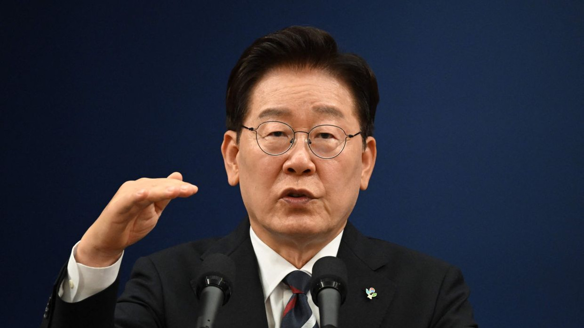 South Korean President Lee's approval rating drops below 50% for first time since taking office