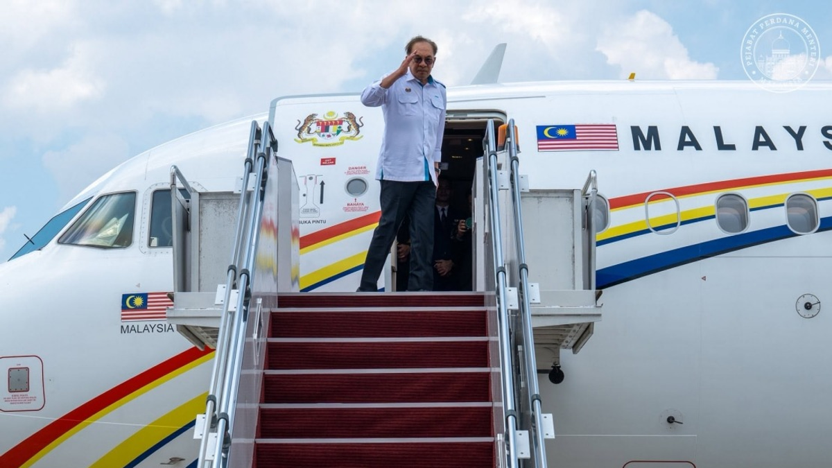 Anwar Heads to Russia for ASEAN Summit, Eyes Bilateral Talks with Putin