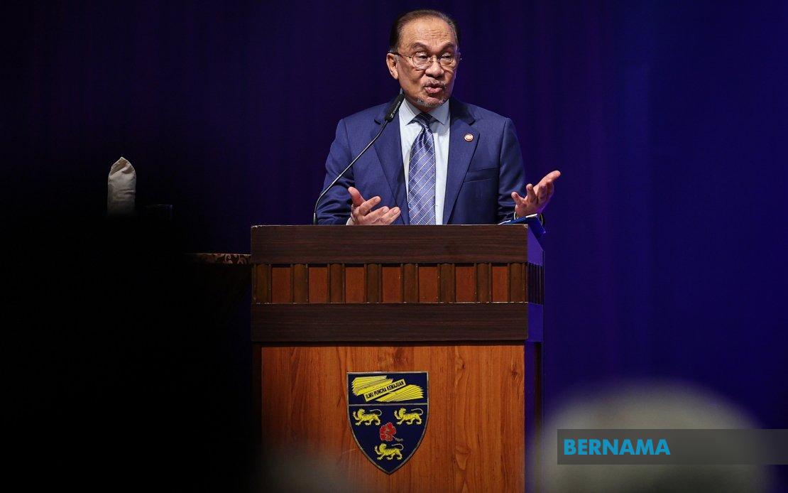 PM Anwar Extends Aid to Gravedigger Fighting Mouth Cancer in Terengganu