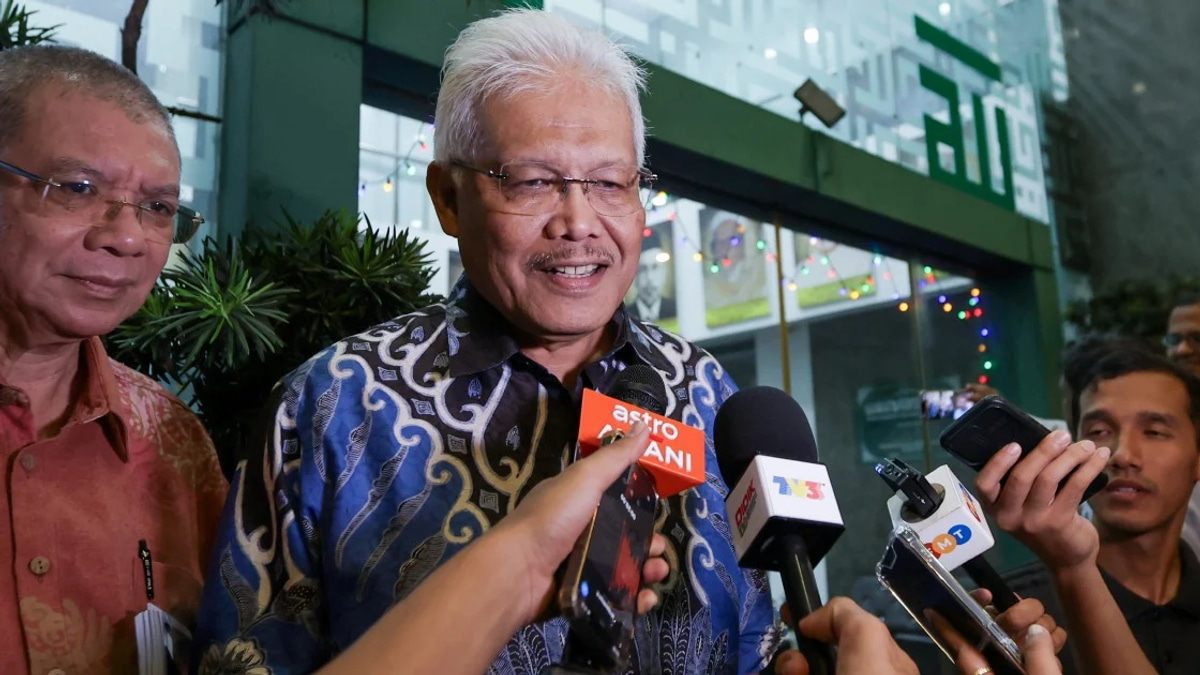 Perikatan Nasional formalises Hamzah Zainudin's return as opposition leader