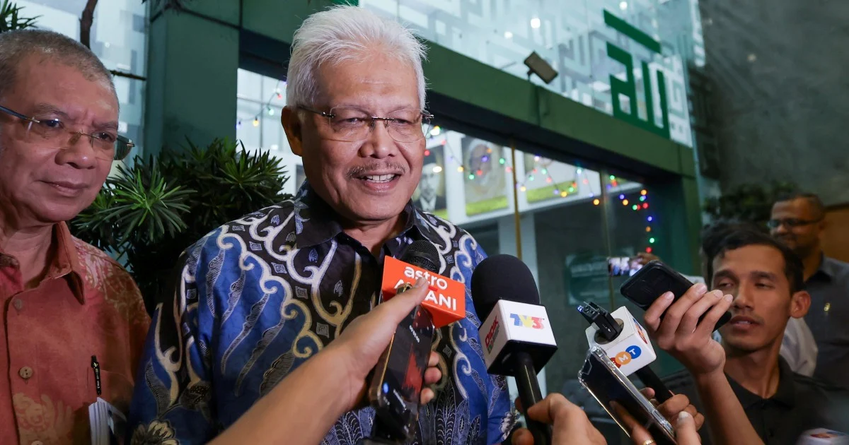 Perikatan Nasional formalises Hamzah Zainudin's return as opposition leader