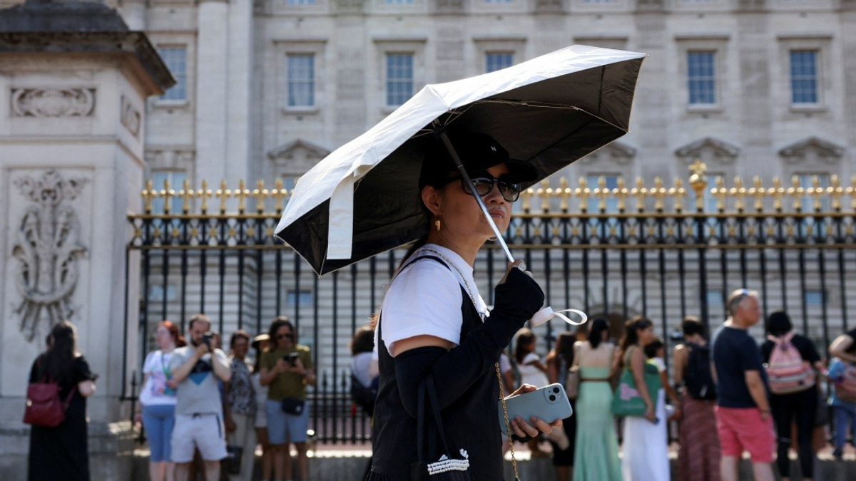 UK Cancels Buckingham Palace Guard Ceremonies as Extreme Heat Grips Nation