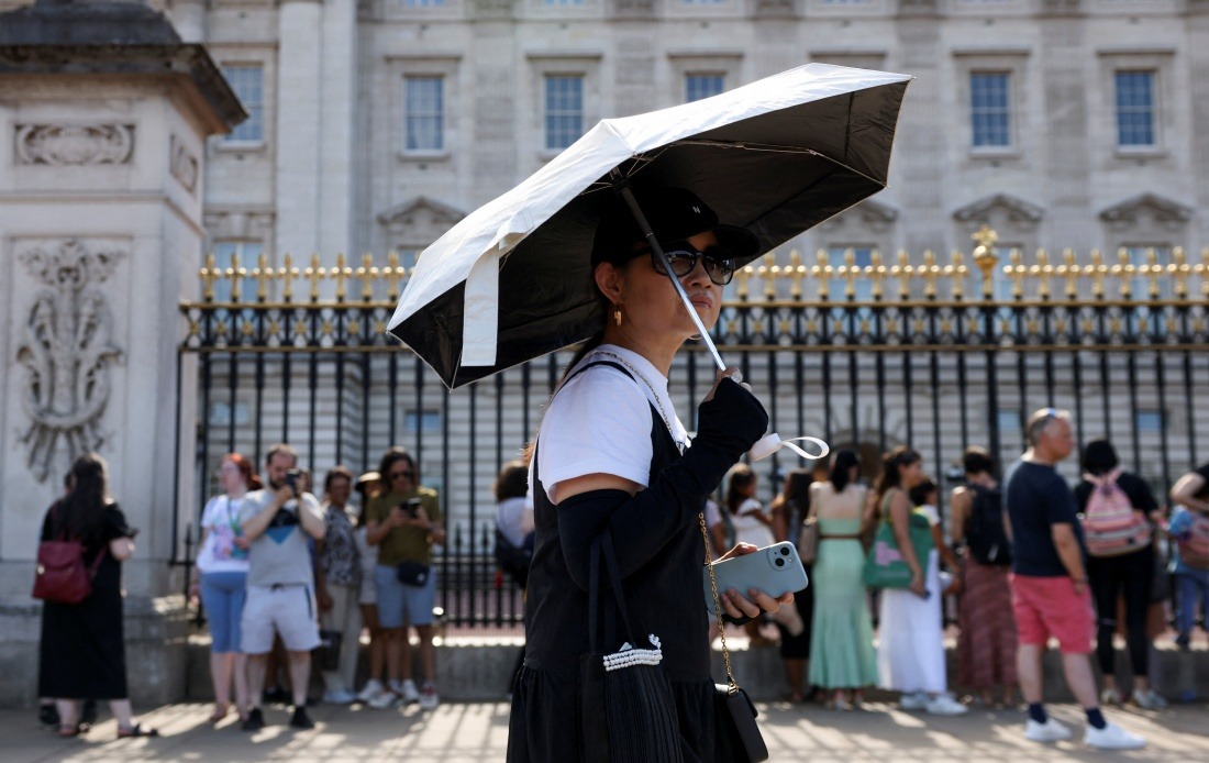 UK Cancels Buckingham Palace Guard Ceremonies as Extreme Heat Grips Nation