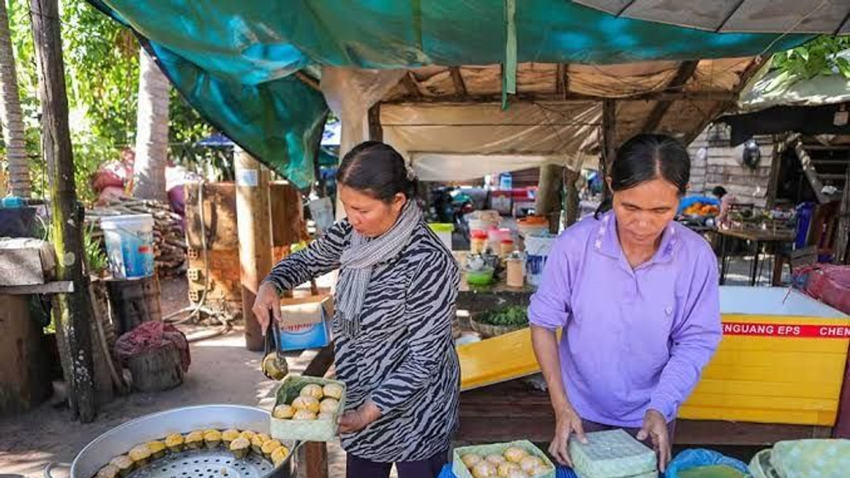 Cambodia Pushes Girls' Education as Women Drive Economic Growth