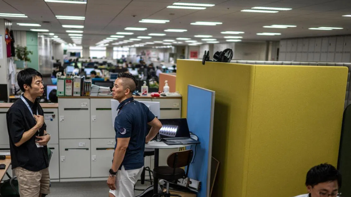 Japan's Shorts-at-Work Push Triggers 'Leg Hair Harassment' Debate
