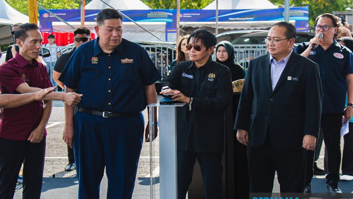 Azalina Urges Johor Voters to Back BN for Administrative Stability