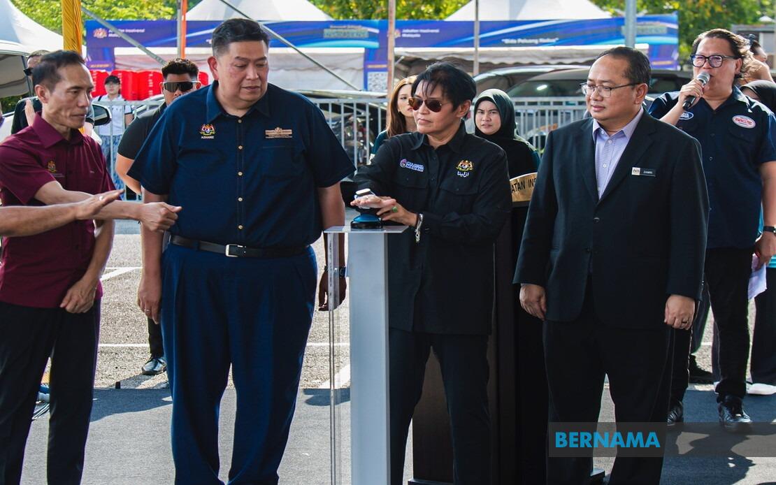 Azalina Urges Johor Voters to Back BN for Administrative Stability