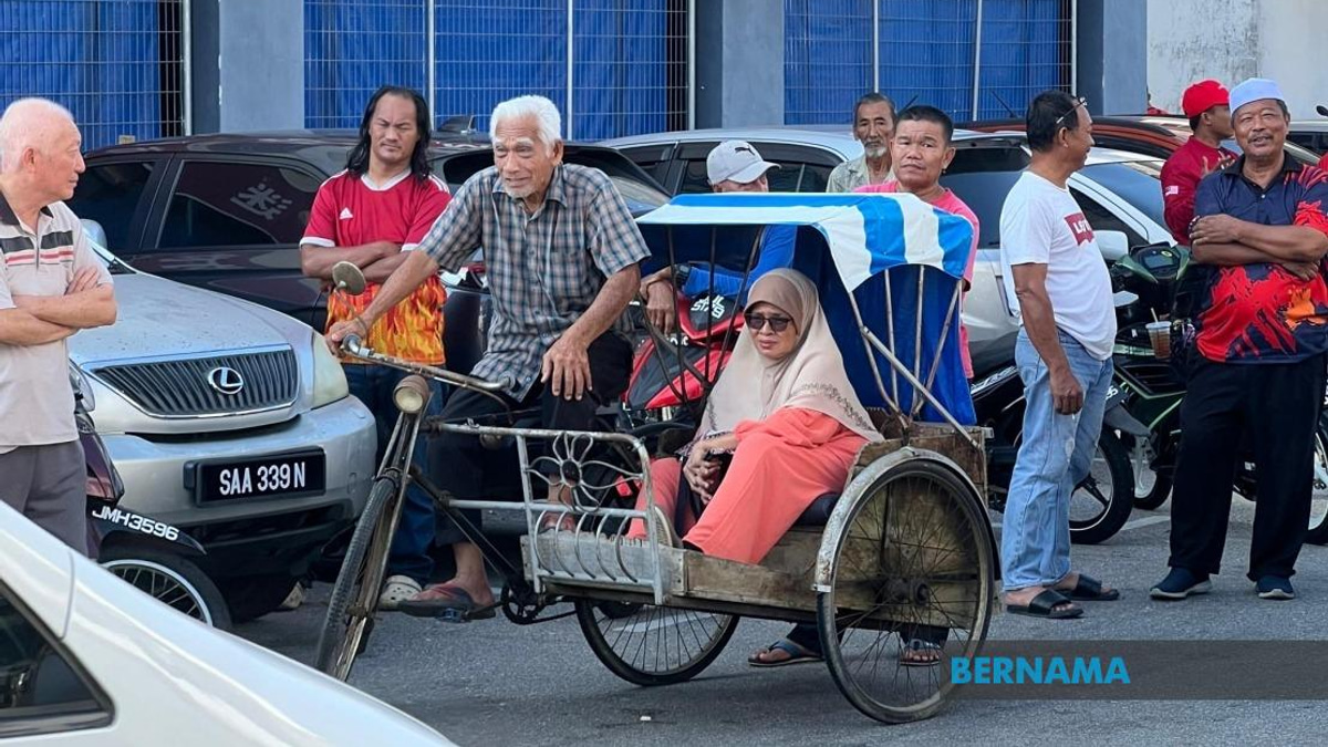 Octogenarian Pedals Trishaw Through Batu Pahat Heat to Bring Wife Closer to PM Anwar