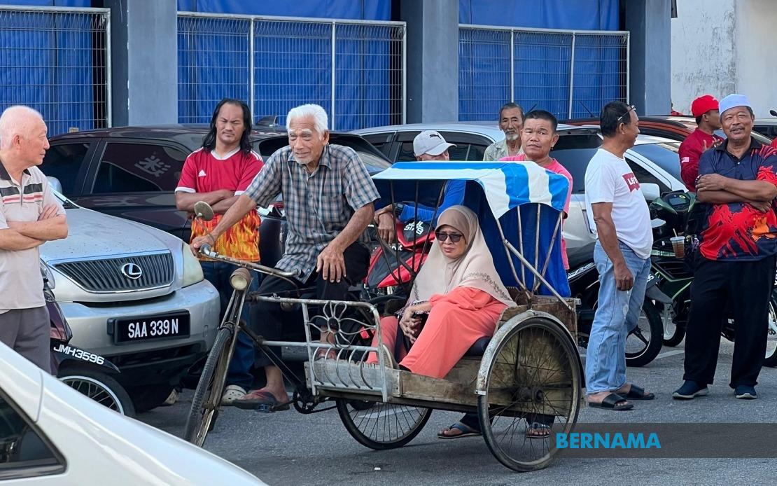 Octogenarian Pedals Trishaw Through Batu Pahat Heat to Bring Wife Closer to PM Anwar