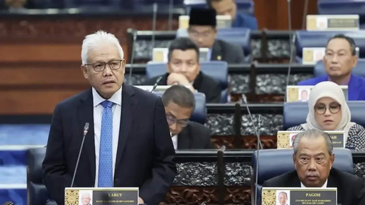 Hamzah Reclaims Opposition Leader's Front Bench Seat as Muhyiddin Drops Back