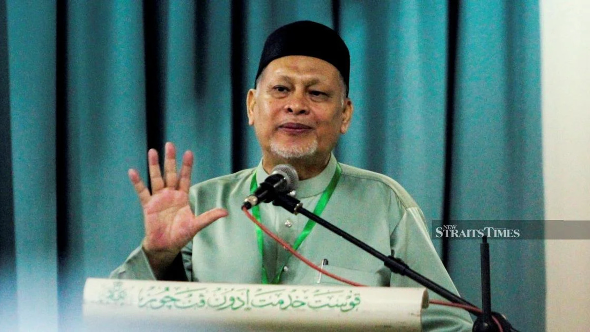 PAS Criticises Muhyiddin's Hasty Pledge to Deploy PN Logo in State Elections