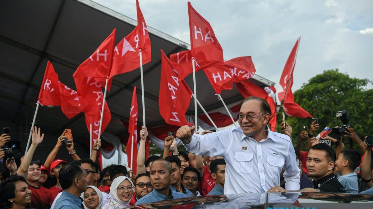 Anwar's Johor Campaign Trail Energises Pakatan Harapan Push
