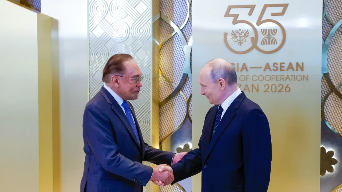 Anwar and Putin Explore Energy Ties and Currency Innovation in High-Level Talks
