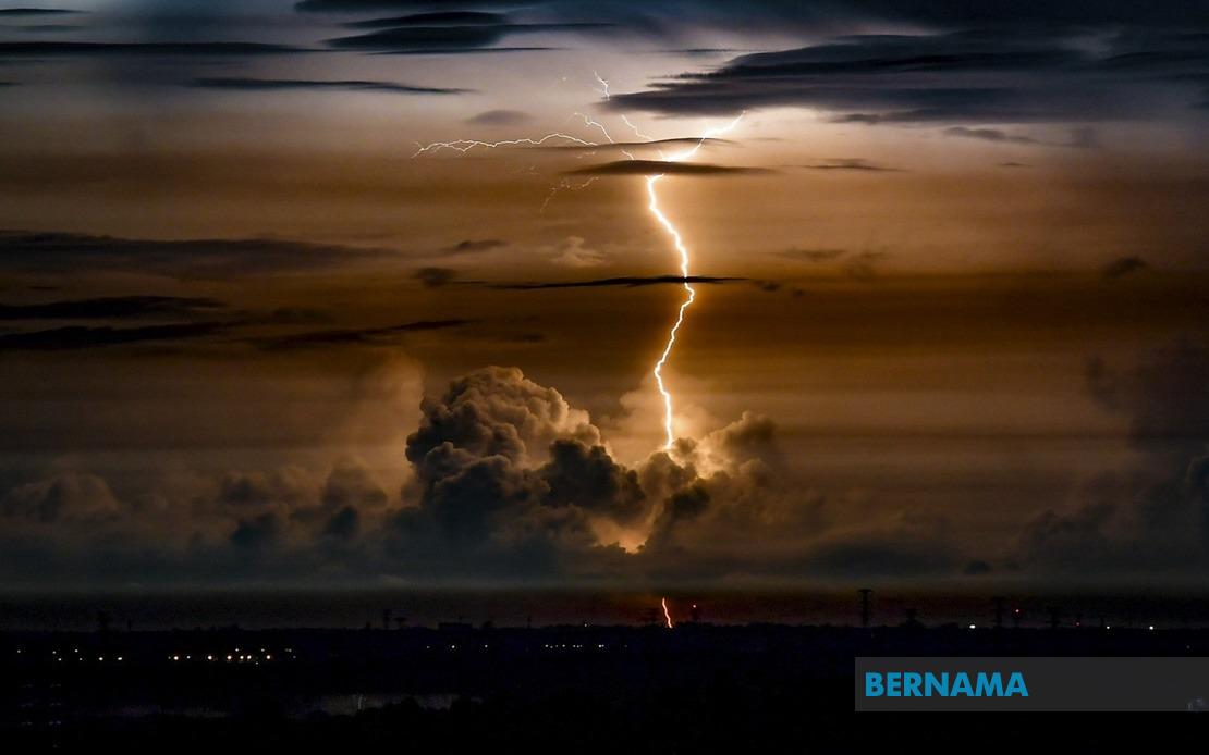 Thunderstorms and Heavy Rain to Lash 10 States and KL Until Evening
