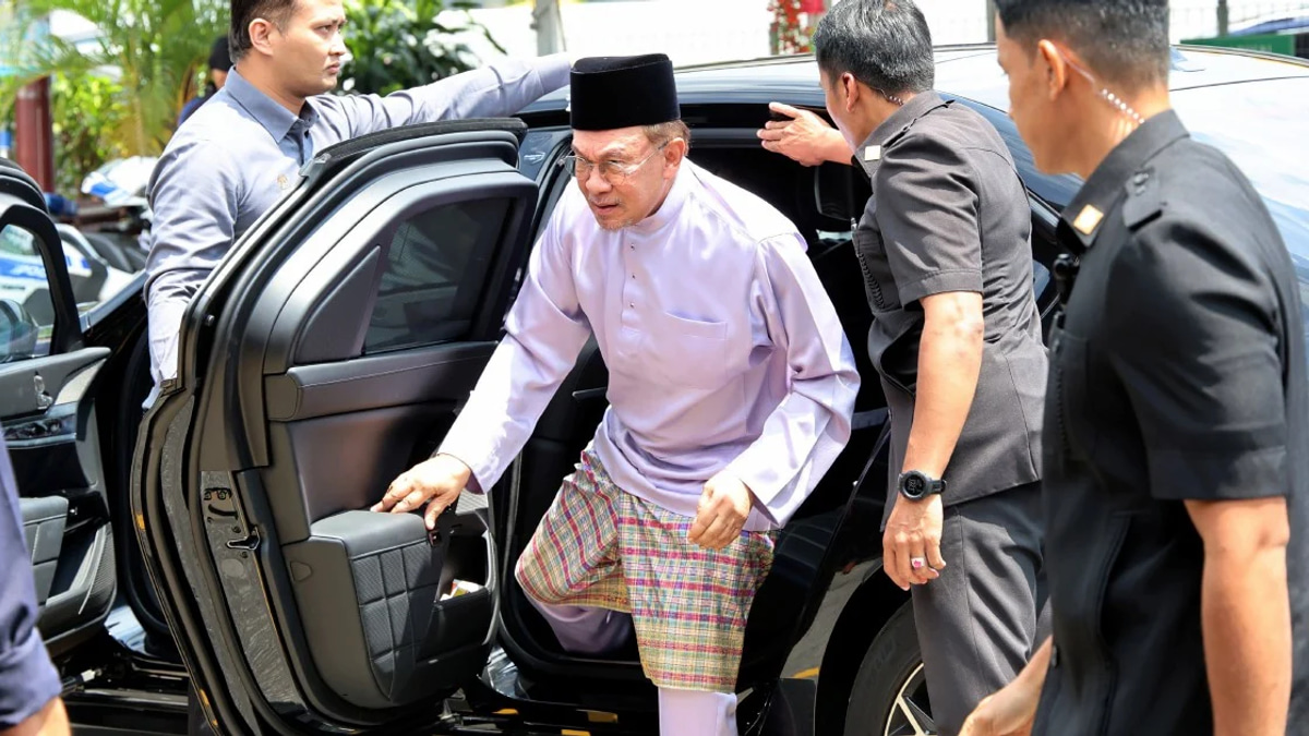 Anwar Urges Johor Election Rivals to Embrace Respectful, Humble Campaign Approach