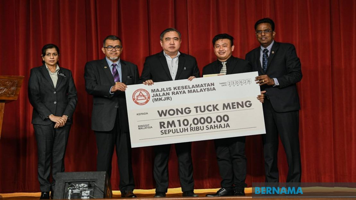 Lorry Driver Honoured with RM10,000 Award for Heroic Actions That Saved 21 Bus Passengers