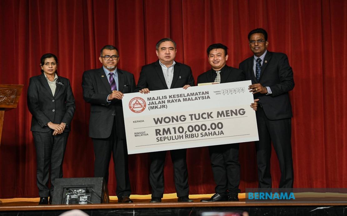 Lorry Driver Honoured with RM10,000 Award for Heroic Actions That Saved 21 Bus Passengers